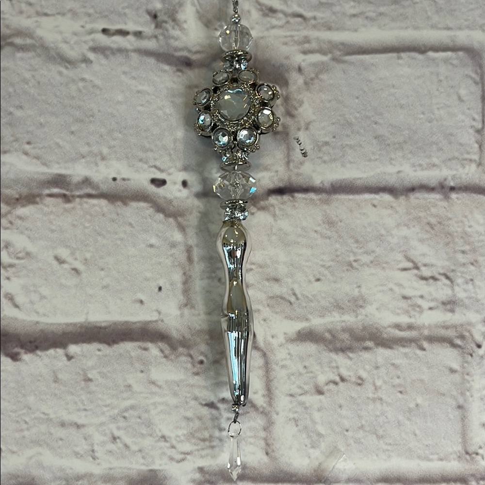 Elegant Silver Pendant Ornament